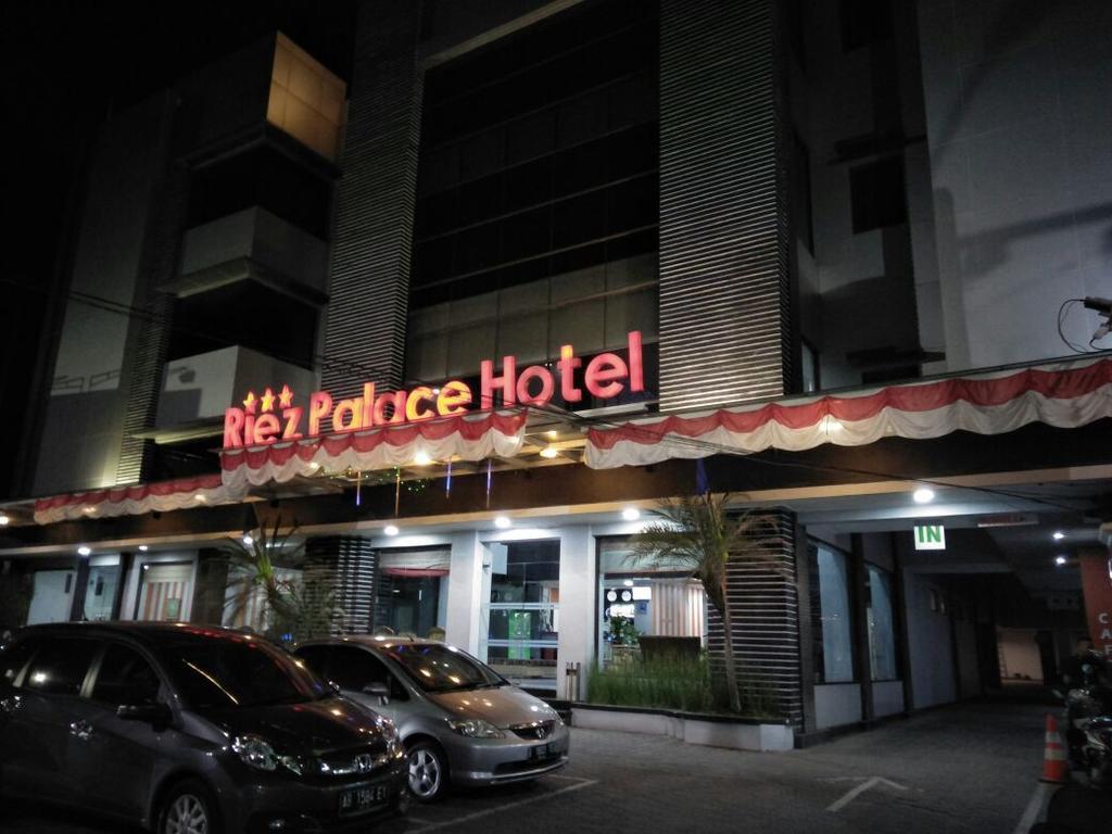 Riez Palace Hotel Tegal  Exterior photo